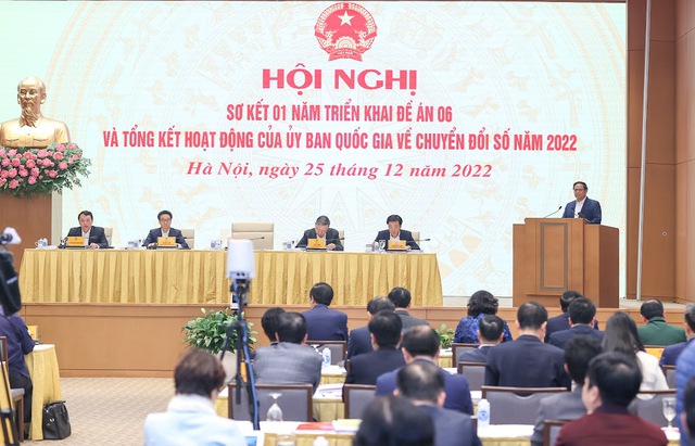 Thủ tướng Chính phủ yêu cầu các đại biểu tham dự Hội nghị thẳng thắn đánh giá rõ ràng, khách quan, minh chứng bằng số liệu cụ thể về việc thực hiện nhiệm vụ theo kế hoạch năm 2022 của Ủy ban chuyển đổi số quốc gia và Đề án 06 - Ảnh: VGP/Nhật Bắc.