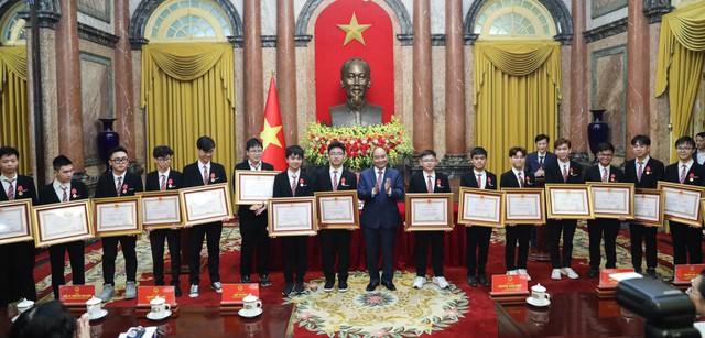 Chủ tịch nước gặp mặt học sinh đoạt giải Kỳ thi Olympic và Khoa học kỹ thuật quốc tế 2022 - Ảnh 2.