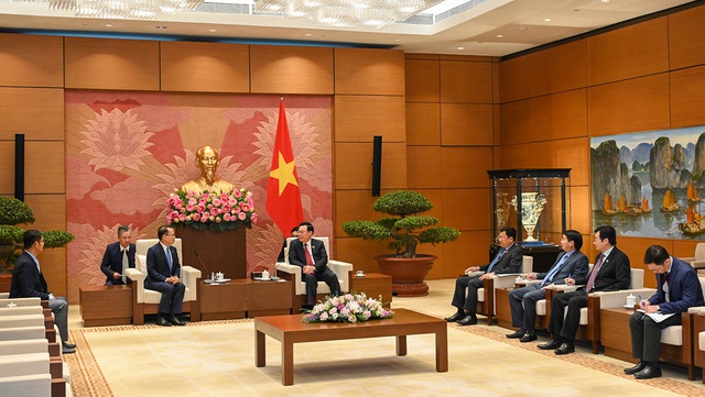 Chủ tịch Quốc hội Vương Đ&igrave;nh Huệ tiếp Đại sứ Vương quốc Campuchia Chay Navuth  - Ảnh 2.