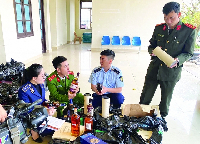 Mạnh tay xử lý hàng giả, hàng kém chất lượng - Ảnh 1. Mạnh tay xử lý hàng giả, hàng kém chất lượng - Ảnh 1.