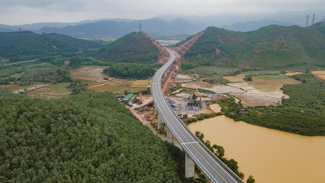 Hình ảnh tuyến cao tốc Cam Lộ - La Sơn vừa khánh thành - Ảnh 6.