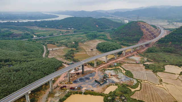 Hình ảnh tuyến cao tốc Cam Lộ - La Sơn vừa khánh thành - Ảnh 5.