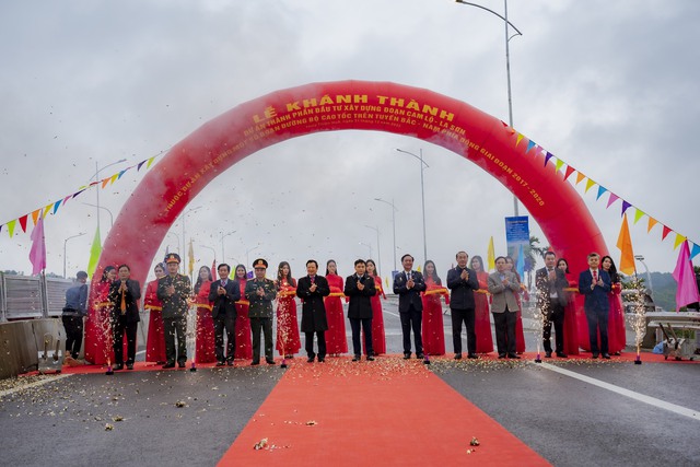 Hình ảnh tuyến cao tốc Cam Lộ - La Sơn vừa khánh thành - Ảnh 2.