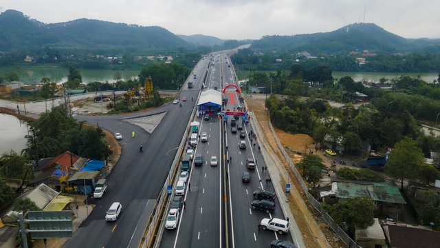 Hình ảnh tuyến cao tốc Cam Lộ - La Sơn vừa khánh thành - Ảnh 4. Hình ảnh tuyến cao tốc Cam Lộ - La Sơn vừa khánh thành - Ảnh 4.