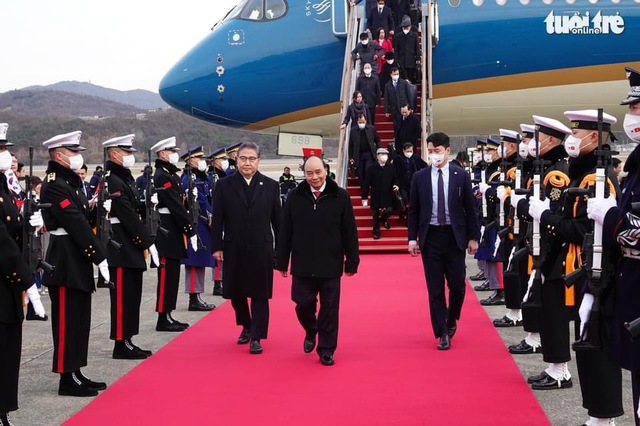 Chủ tịch nước Nguyễn Xuân Phúc bắt đầu thăm cấp Nhà nước Đại Hàn Dân Quốc - Ảnh 1.