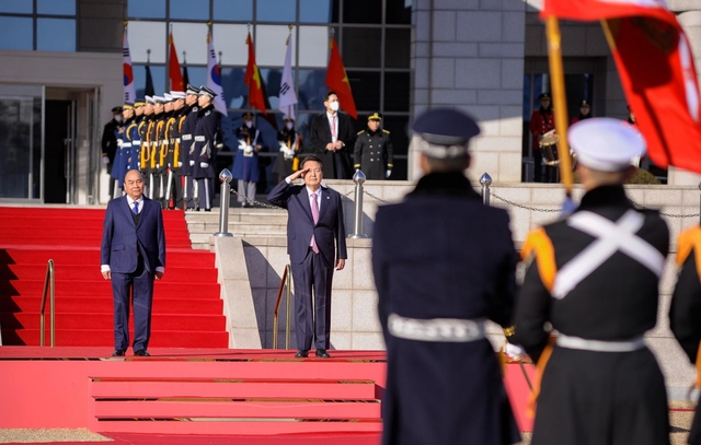 Tổng thống Hàn Quốc đón Chủ tịch nước Nguyễn Xuân Phúc theo nghi thức cao nhất - Ảnh 1.