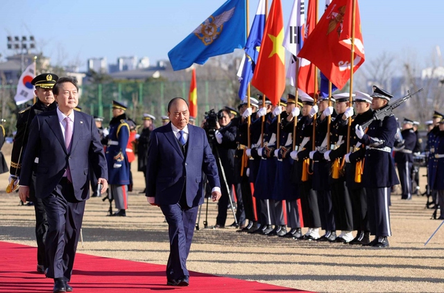 Tổng thống Hàn Quốc đón Chủ tịch nước Nguyễn Xuân Phúc theo nghi thức cao nhất - Ảnh 2.