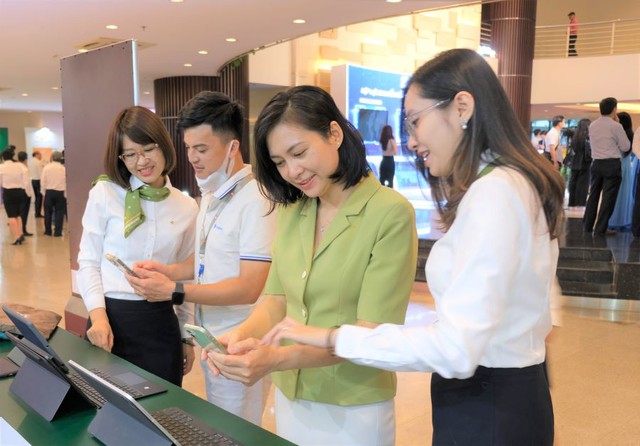 Người dùng Việt trải nghiệm ngân hàng số Vietcombank - Ảnh 1.