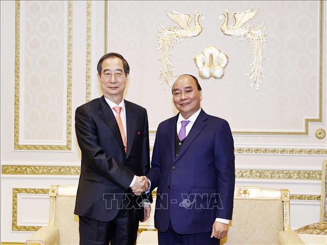 Chủ tịch nước Nguyễn Xuân Phúc hội kiến Thủ tướng Hàn Quốc Han Duck Soo - Ảnh 1.