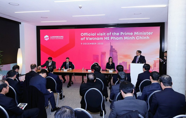 Thủ tướng thăm sở giao dịch niêm yết một nửa trái phiếu xanh toàn cầu - Ảnh 2. Thủ tướng thăm sở giao dịch niêm yết một nửa trái phiếu xanh toàn cầu - Ảnh 2.