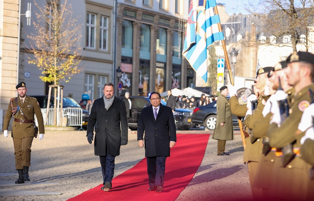 Chùm ảnh: Lễ đón chính thức Thủ tướng Phạm Minh Chính thăm Luxembourg - Ảnh 1.