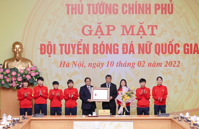 Thủ tướng gặp gỡ, chúc mừng các 'cô gái kim cương' của bóng đá Việt Nam - Ảnh 1.