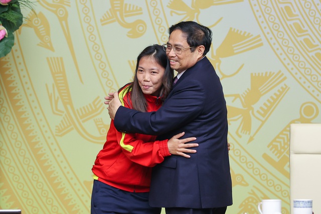 TỔNG THUẬT: Thủ tướng gặp gỡ, chúc mừng các 'cô gái kim cương' của bóng đá Việt Nam - Ảnh 2.