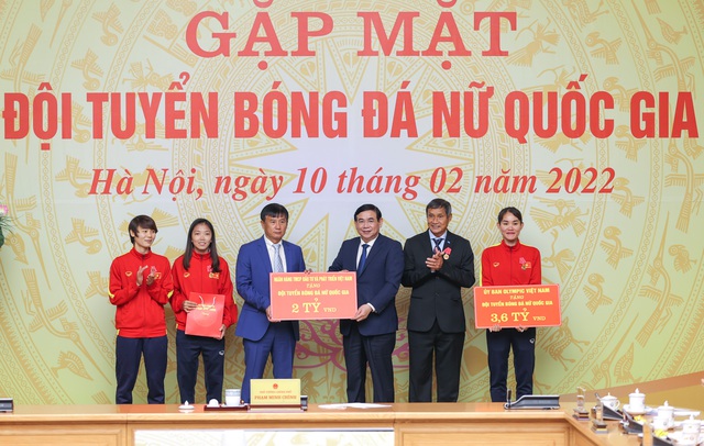 TỔNG THUẬT: Thủ tướng gặp gỡ, chúc mừng các 'cô gái kim cương' của bóng đá Việt Nam - Ảnh 1.