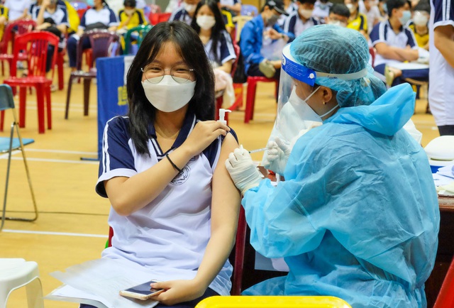 Bộ Y tế đôn đốc 9 tỉnh tăng cường tiêm vaccine phòng COVID-19 cho trẻ từ 12-17 tuổi - Ảnh 1.