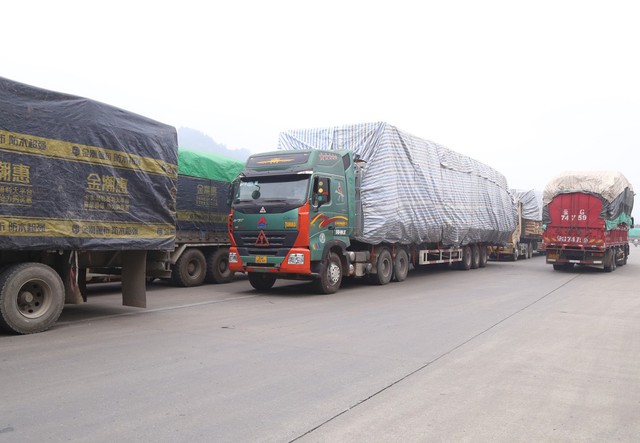 Trung Quốc tạm ngừng nhập khẩu hàng hóa qua cửa khẩu Hà Khẩu-Lào Cai - Ảnh 1.