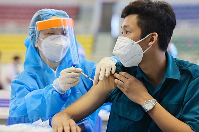 Những mũi tiêm đầu tiên trong Chiến dịch thần tốc tiêm chủng mùa Xuân 2022 - Ảnh 1.