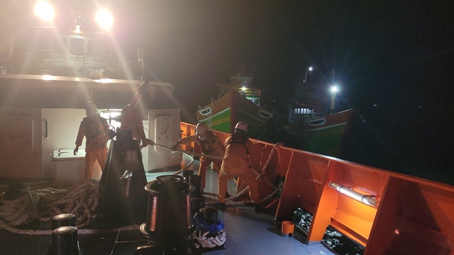 Vượt sóng to gió lớn trong đêm, kịp thời cứu 2 tàu cá cùng nhiều ngư dân bị nạn - Ảnh 1. Vượt sóng to gió lớn trong đêm, kịp thời cứu 2 tàu cá cùng nhiều ngư dân bị nạn - Ảnh 1.