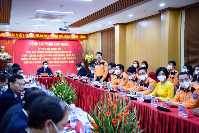 Vượt sóng to gió lớn trong đêm, kịp thời cứu 2 tàu cá cùng nhiều ngư dân gặp nạn - Ảnh 4. Vượt sóng to gió lớn trong đêm, kịp thời cứu 2 tàu cá cùng nhiều ngư dân gặp nạn - Ảnh 4.