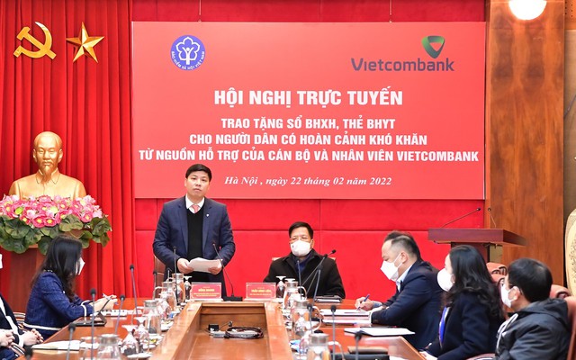 Vietcombank và BHXH Việt Nam tặng sổ BHXH, thẻ BHYT cho người dân gặp khó khăn - Ảnh 1.