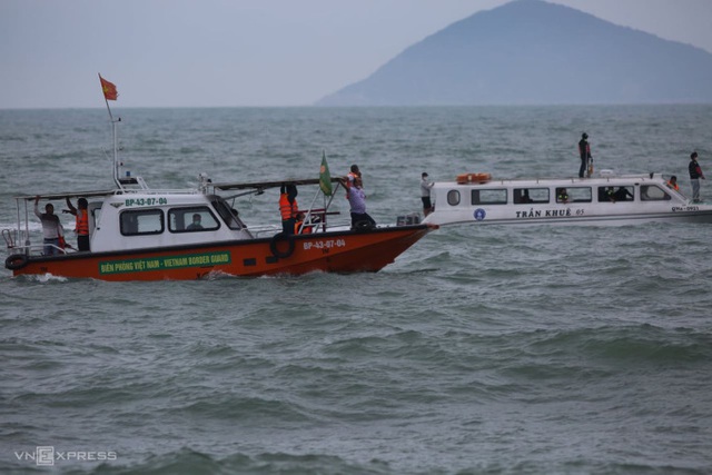Chìm ca nô chở 39 người ở Cửa Đại: Đã cứu được 20 người, 10 người tử vong - Ảnh 3. Chìm ca nô chở 39 người ở Cửa Đại: Đã cứu được 20 người, 10 người tử vong - Ảnh 3.