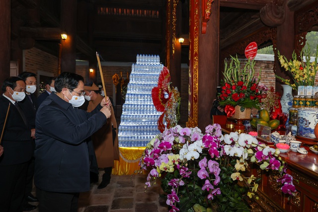 Thủ tướng dâng hương tưởng niệm Chủ tịch Hồ Chí Minh - Ảnh 3.