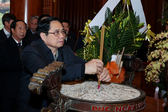 Thủ tướng dâng hương tưởng niệm Chủ tịch Hồ Chí Minh - Ảnh 1.
