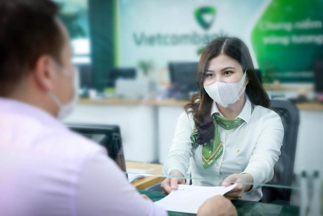 Vietcombank triển khai nhiều chính sáh hỗ trợ khách hàng bị tác động của dịch bệnh COVID-19 - Ảnh 1.