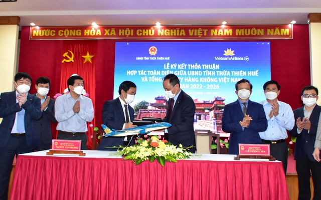 Thừa Thiên Huế và Vietnam Airlines ký kết thỏa thuận hợp tác toàn diện - Ảnh 1.