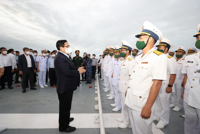 Thủ tướng dâng hương tưởng niệm chiến sĩ Gạc Ma, thăm Lữ đoàn Tàu ngầm và Vùng 4 Hải quân - Ảnh 7.
