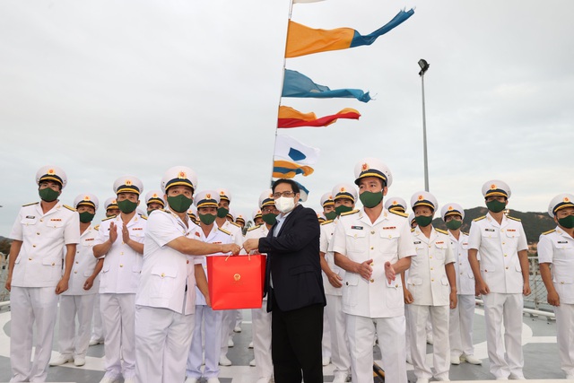 Thủ tướng Phạm Minh Chính tặng quà, động viên cán bộ, chiến sĩ Lữ đoàn 162. Ảnh: VGP