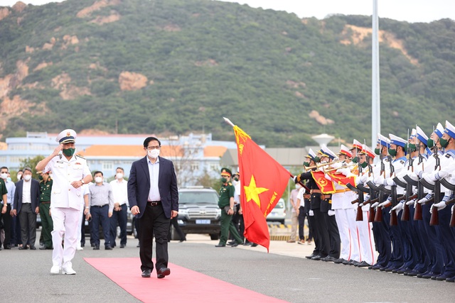 Thủ tướng Phạm Minh Chính thăm, động viên cán bộ, chiến sĩ, kiểm tra công tác sẵn sàng chiến đấu tại Lữ đoàn Tàu ngầm 189 Hải quân và Lữ đoàn 162 của Vùng 4 Hải quân. Ảnh: VGP