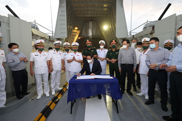 Thủ tướng dâng hương tưởng niệm chiến sĩ Gạc Ma, thăm Lữ đoàn Tàu ngầm và Vùng 4 Hải quân - Ảnh 9.