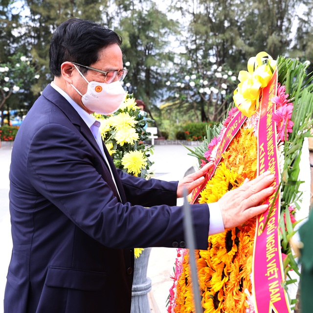 Thủ tướng dâng hương tưởng niệm chiến sĩ Gạc Ma, thăm Lữ đoàn Tàu ngầm và Vùng 4 Hải quân - Ảnh 4.