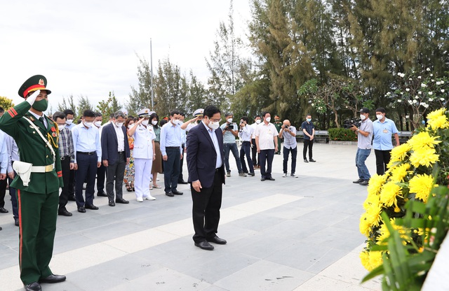 Thủ tướng dâng hương tưởng niệm chiến sĩ Gạc Ma, thăm Lữ đoàn Tàu ngầm và Vùng 4 Hải quân - Ảnh 6.