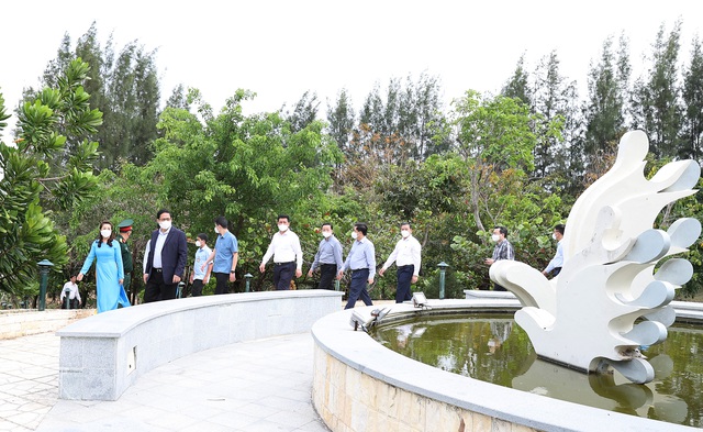 Thủ tướng Phạm Minh Chính và các đại biểu tham quan Khu tưởng niệm chiến sĩ Gạc Ma. Hình ảnh chim câu tung cánh bay về hướng biển là thông điệp gửi đến toàn thế giới về khát vọng hòa bình của dân tộc Việt Nam - Ảnh: VGP