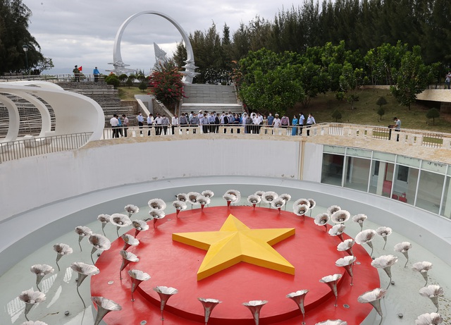 Khu tưởng niệm chiến sĩ Gạc Ma. Bảo tàng ngầm hình tròn quanh hồ nước với 64 bông hoa muống biển bao quanh lá cờ Tổ quốc, tượng trưng cho 64 chiến sĩ đã anh dũng hy sinh vào ngày 14/3/1988- Ảnh: VGP