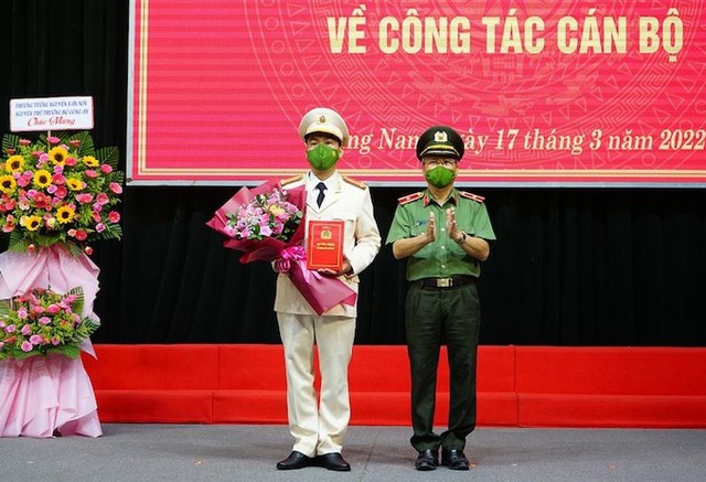 Thiếu tướng Nguyễn Đức Dũng trao quyết định bổ nhiệm Trung tá Nguyễn Văn Tuấn giữ chức Phó Giám đốc Công an tỉnh Quảng Nam