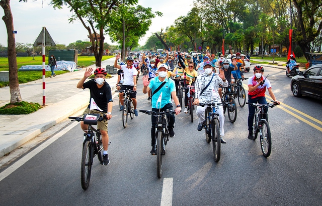 Người dân và du khách cùng đạp xe quảng bá hình ảnh, giá trị văn hóa Huế - Ảnh 2.