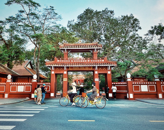 Người dân và du khách cùng đạp xe quảng bá hình ảnh, giá trị văn hóa Huế - Ảnh 3.