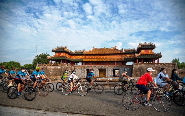 Người dân và du khách cùng đạp xe quảng bá hình ảnh, giá trị văn hóa Huế - Ảnh 1.