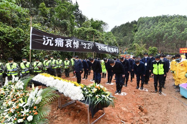 Trung Quốc tổ chức tưởng niệm các nạn nhân vụ rơi máy bay - Ảnh 1.