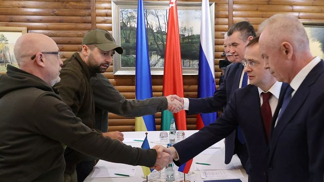 Nga và Ukraine 'thống nhất lập hành lang nhân đạo sơ tán dân thường' - Ảnh 1. Nga và Ukraine 'thống nhất lập hành lang nhân đạo sơ tán dân thường' - Ảnh 1.