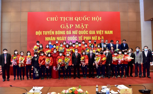 Chủ tịch Quốc hội gặp mặt, chúc mừng Đội tuyển bóng đá nữ Việt Nam - Ảnh 2.