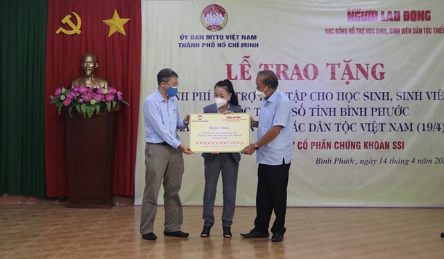 Nguyên Phó Thủ tướng Trương Hòa Bình trao quà cho học sinh biên giới tỉnh Bình Phước   - Ảnh 2.