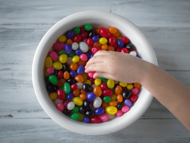 Khuyến cáo ngưng sử dụng nhiều loại kẹo trẻ em - Ảnh 2.