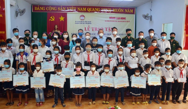 Nguyên Phó Thủ tướng Trương Hòa Bình trao quà cho học sinh biên giới tỉnh Bình Phước   - Ảnh 1.