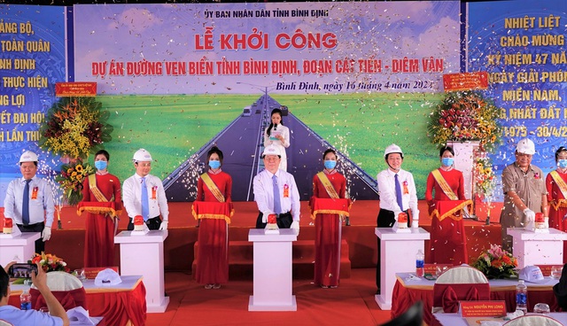 Bình Định khởi công tuyến đường ven biển đoạn Cát Tiến – Diêm Vân - Ảnh 1.