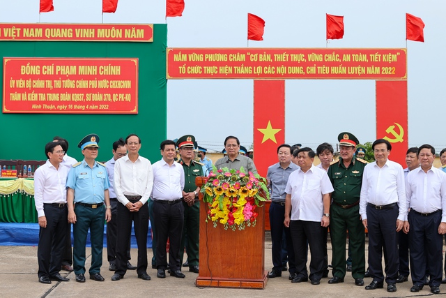 Thủ tướng khảo sát sân bay quân sự Thành Sơn, thăm Trung đoàn Không quân 937 - Ảnh 2.