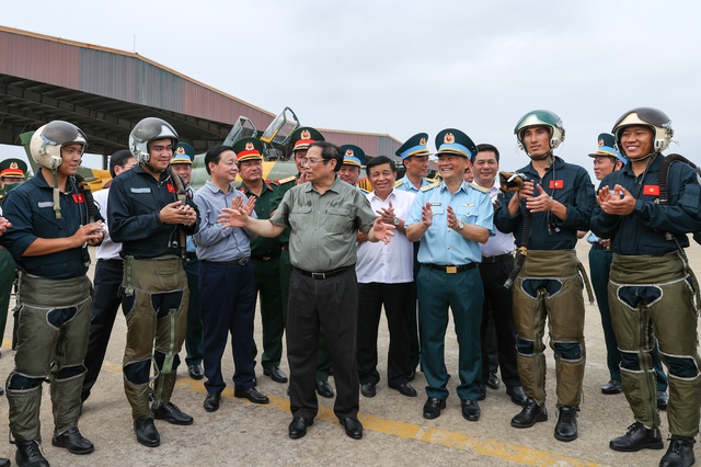 Thủ tướng khảo sát sân bay quân sự Thành Sơn, thăm Trung đoàn Không quân 937 - Ảnh 5.